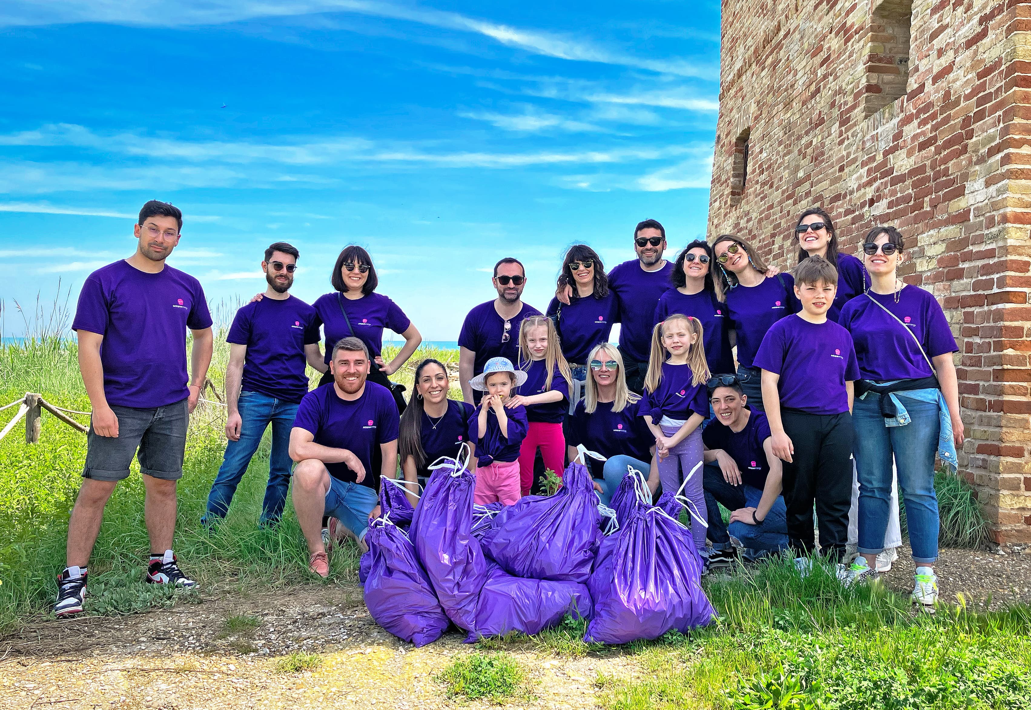 Il team di Octopus raccoglie rifiuti di plastica